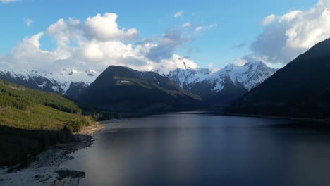 Malerischer-See,-Umgeben-Von-Berglandschaft-Mit-Schnee-Und-Bäumen