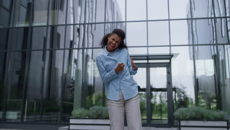 Mujer-Feliz-Y-Alegre-Celebrando-La-Victoria-En-El-Moderno-Centro-De-Oficinas.-Momento-De-Triunfo