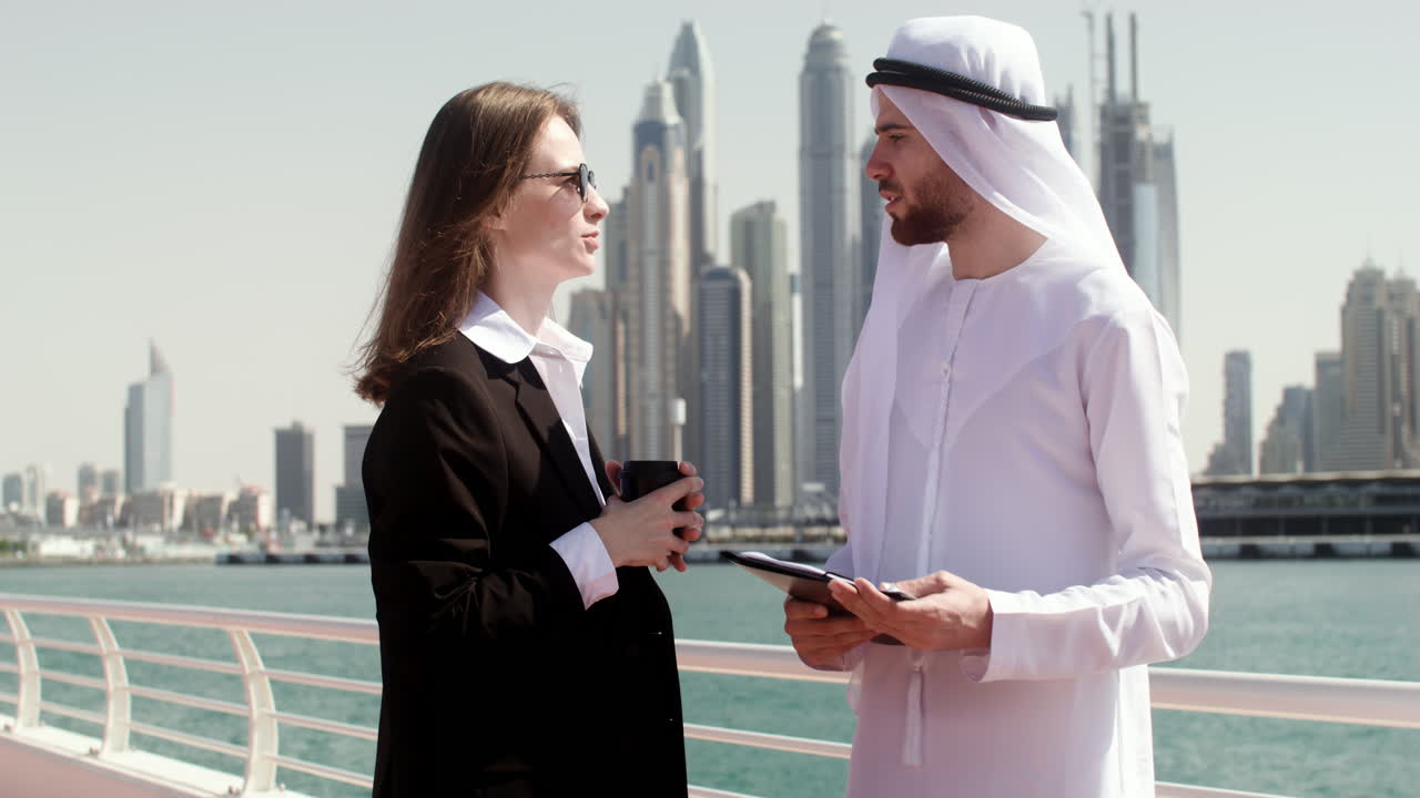 dos personas hablando de negocios.