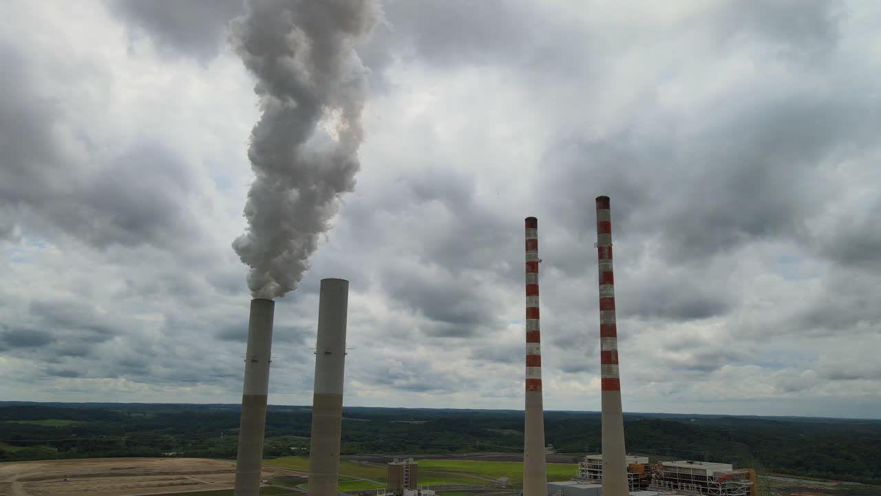 ciminiere con uno sfondo di cielo nuvoloso