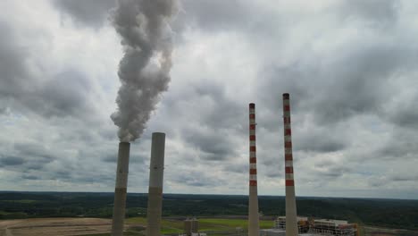 Schornsteine-Mit-Einem-Bewölkten-Himmelshintergrund