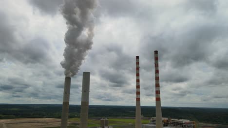 chimeneas con un fondo de cielo nublado