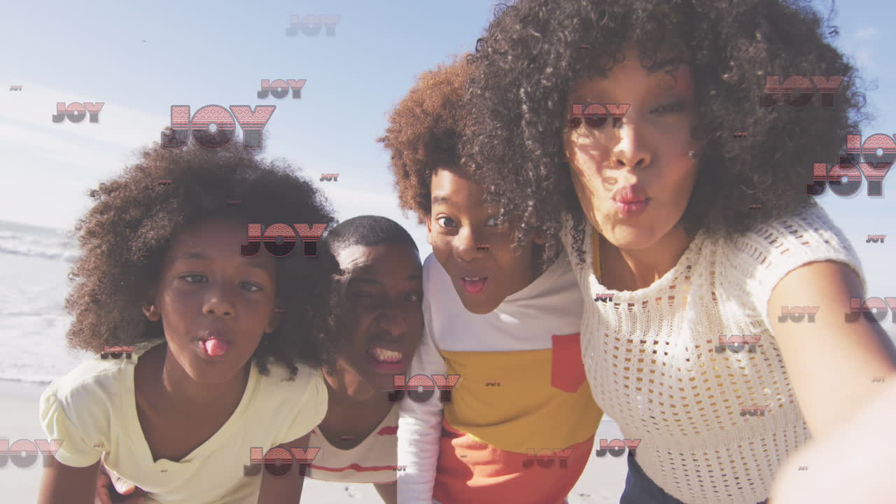 animación de saludos de navidad texto sobre pareja biracial con hijo e hija en la playa.