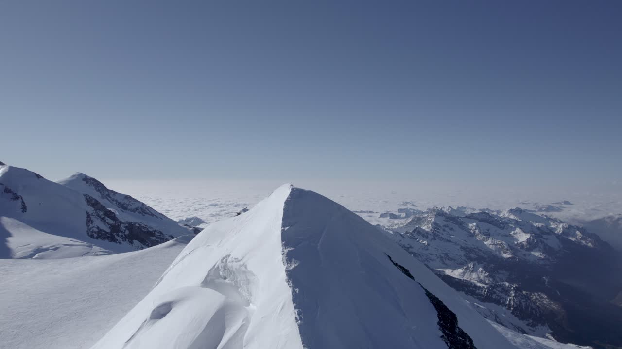 el dron captura la majestuosa cresta de castor, volando hacia punta felik, revelando a los alpinistas escalando
