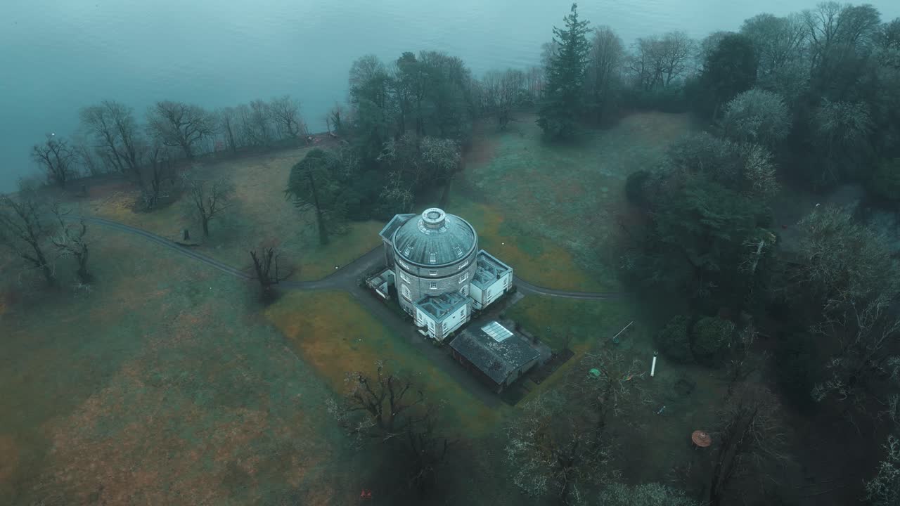 İngiltere, Cumbria'daki Furness Bölgesi'nde yer alan Windermere göl kenarındaki bir malikane üzerinde soldan sağa kaydırılan havadan drone çekimi