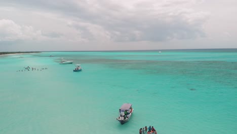 agua turquesa en el mar tropical en la costa