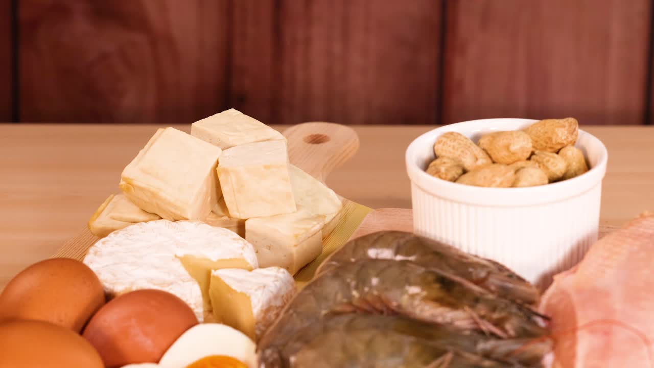 다양한 고기, 견과류, 유제품이 전시되어 있습니다.