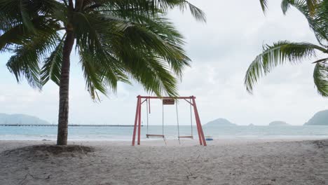 el columpio vacío se encuentra cerca de la orilla de una playa de hai en con dao en vietnam