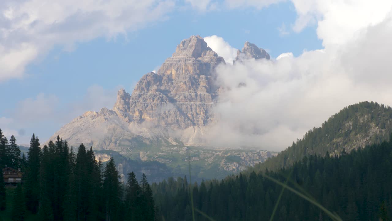 4k timelapse de nubes moviéndose desde el pico de una montaña, dolomitas italia