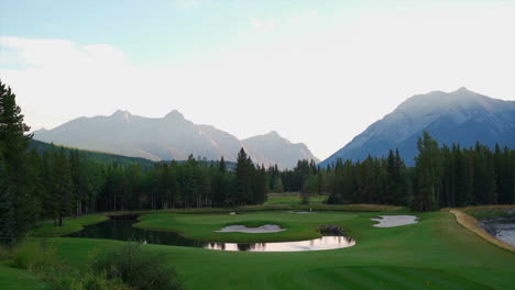 Hermosa-Mañana-En-Un-Campo-De-Golf-Verde-En-Las-Montañas-Rocosas-De-Banff-Y-Kananaskis-De-Alberta,-Canadá