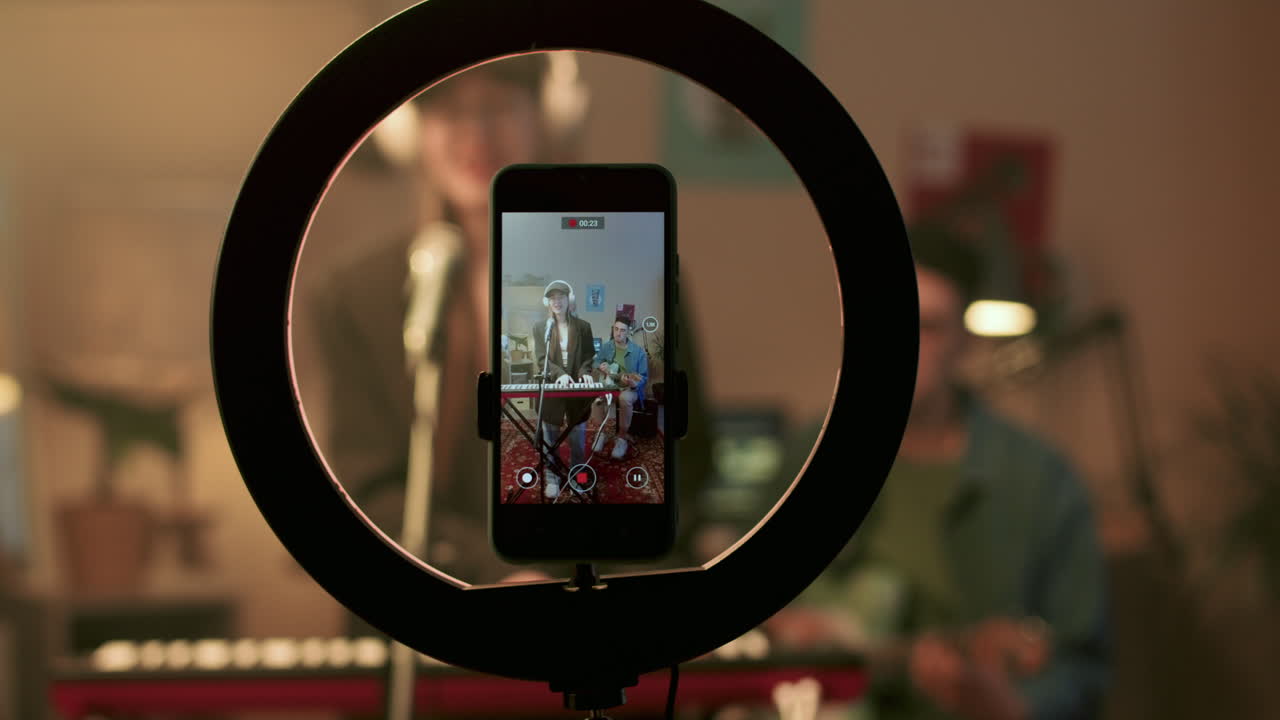 스튜디오 에서 리허설 하는 사람 들