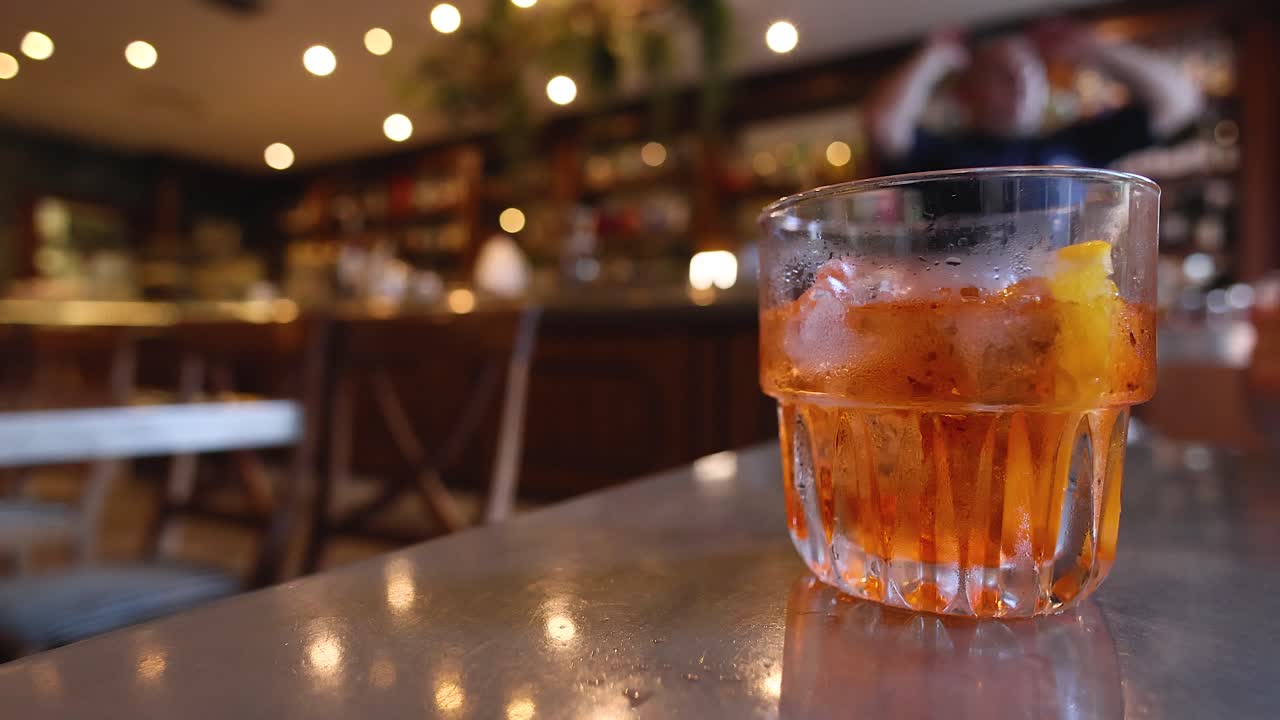 Aperol Spritz posizionato su un tavolo da bar