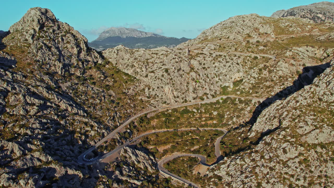 carretera sinuosa de nus de sa corbata en mallorca, españa - toma de avión no tripulado