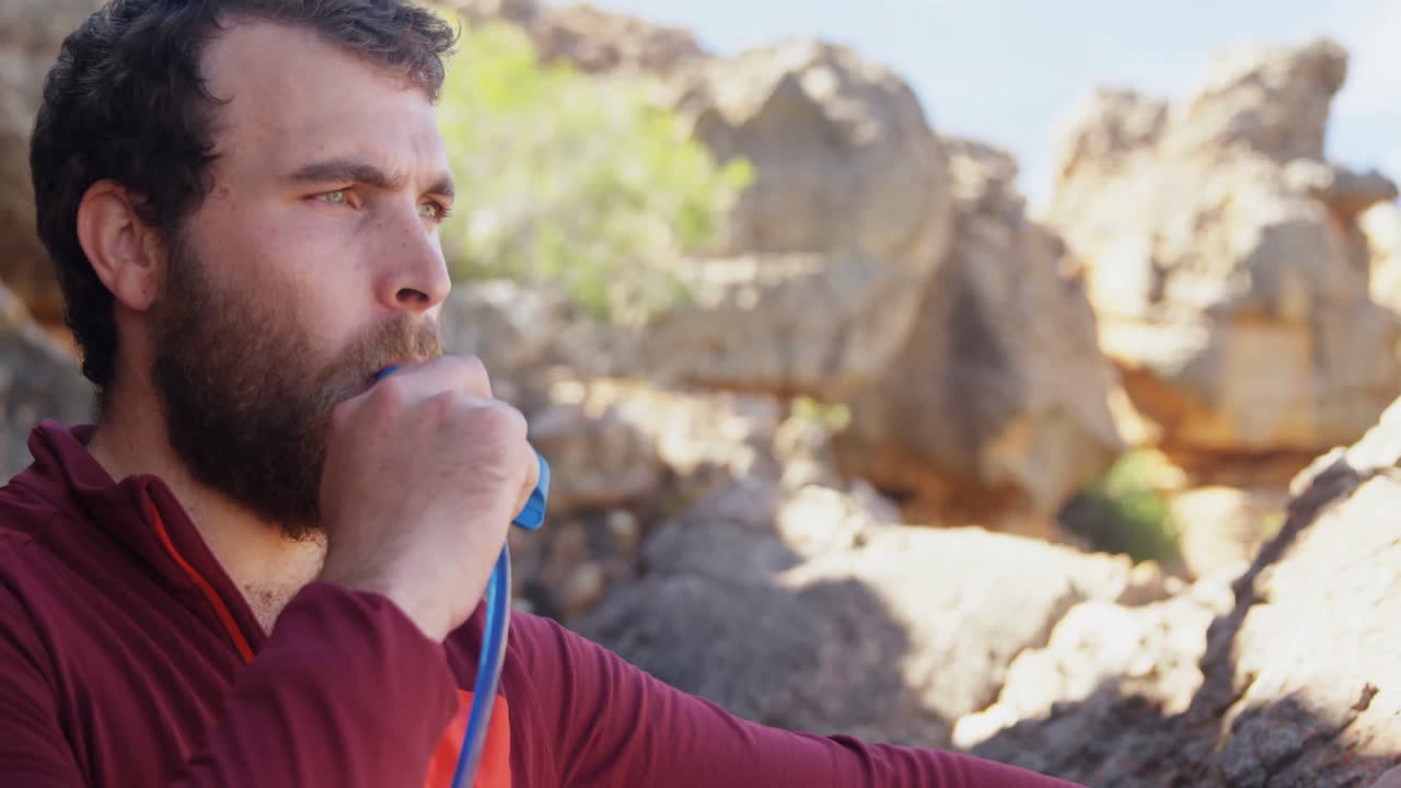 산악인 이 4km 에 도달 한 후 에 휘파람 을 불고 있다