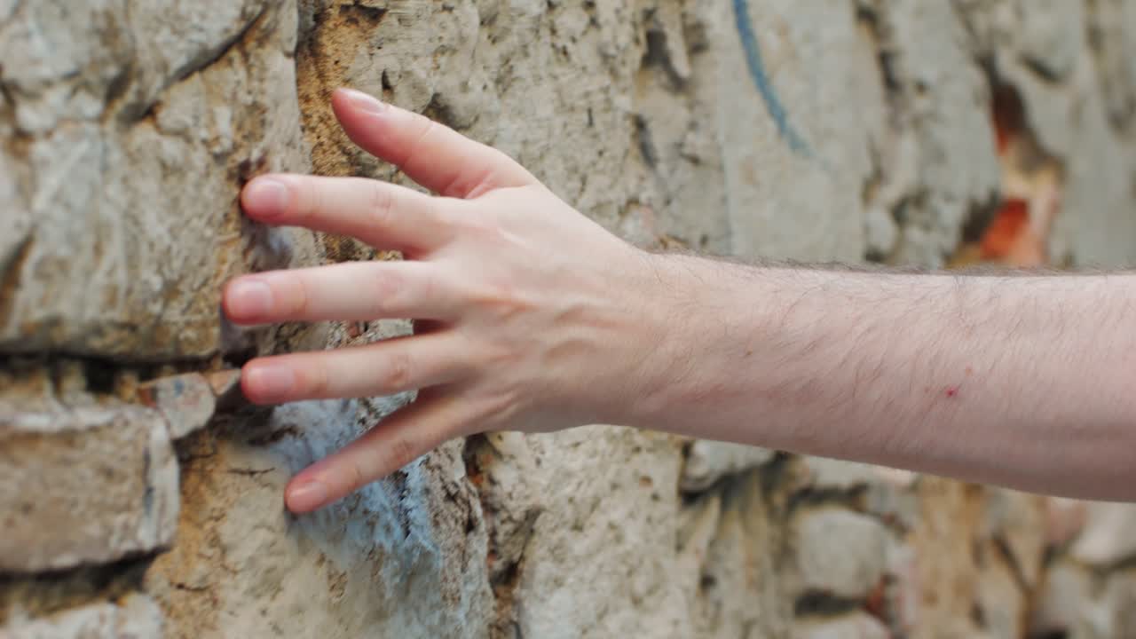 cerca de las mujeres mano toca una pared de hormigón blanco con sol, sombra y sombra en la mañana. españa o marrakech marrocos mercado tradicional medina. alta calidad 4k imágenes