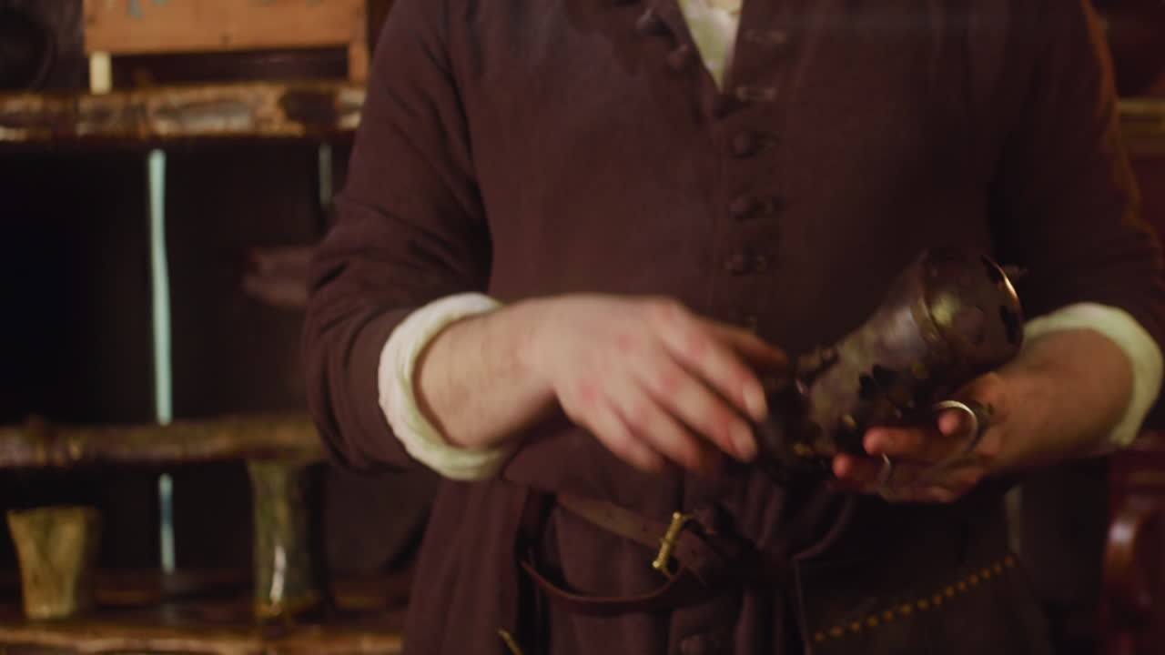 el comerciante estudia y presta atención al invitado en la tienda. el camarero sonriente trata de servir mejor al cliente en la tienda de ingredientes de pociones mágicas. comerciante medieval