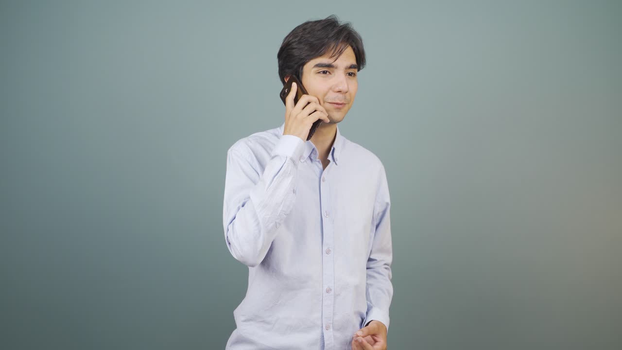 ⁇ 드폰에서 행복하게 이야기하는 남자.