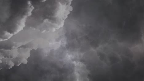 POV-Gewitter-Mit-Einem-Gewitter,-Das-Die-Wolken-Trifft-Und-Sich-Vorwärts-Bewegt