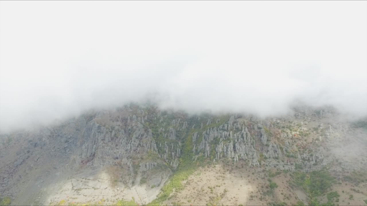 Paisaje montañoso de niebla