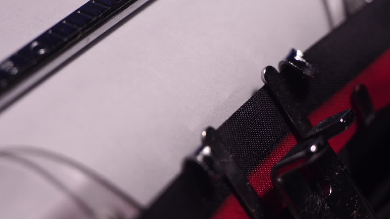 1895 год, печатаю на старинной пишущей машине и белой бумаге, макро крупный план