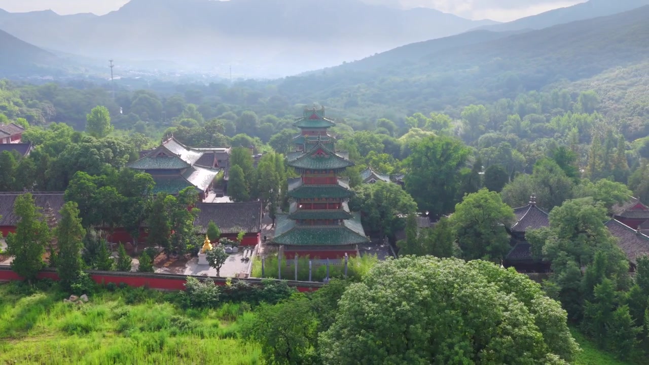 Sương mù buổi sáng bao phủ quần thể chùa Thiếu Lâm, ngôi chùa Phật giáo Thiền tông Trung Quốc lịch sử và là nơi khởi nguồn của võ thuật Thiếu Lâm. Văn minh Trung Quốc, Triết học Trung Quốc, Lịch sử Trung Quốc