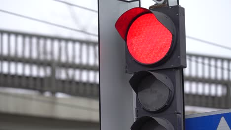 el semáforo en la carretera regula el tráfico