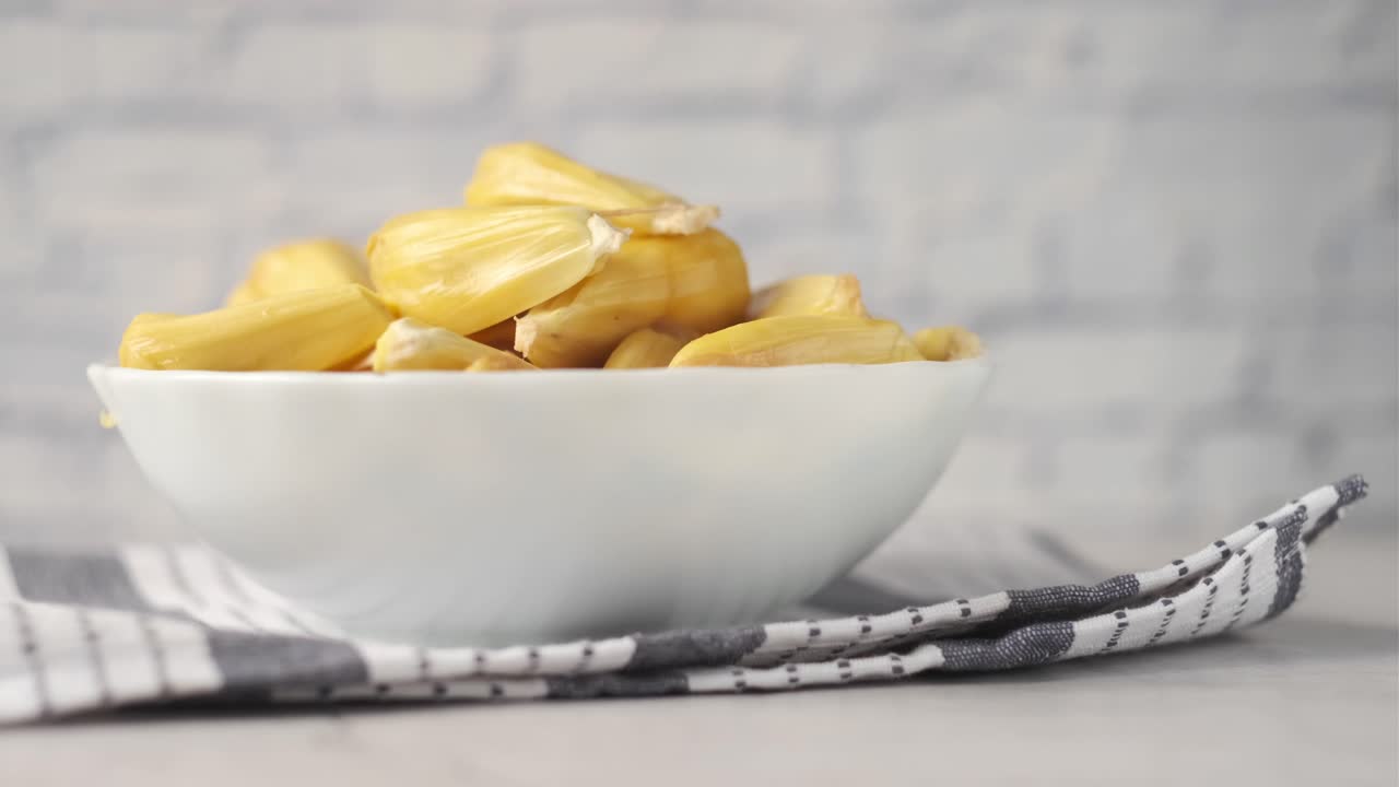 잭프루트 조각이 들어있는 그