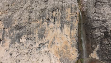 Vista-Aérea-Ascendente-Cinematográfica-De-La-Cascada-Murfreit-Cerca-De-Passo-Gardena.