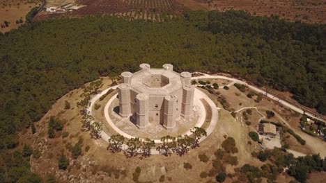 Toma-Panorámica-De-Un-Castillo-En-El-Sur-De-Italia,-Puglia