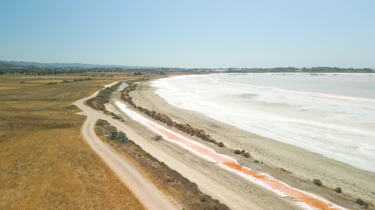 vista aérea del lago salado de igroviotopos alikis durante el día en kos, grecia