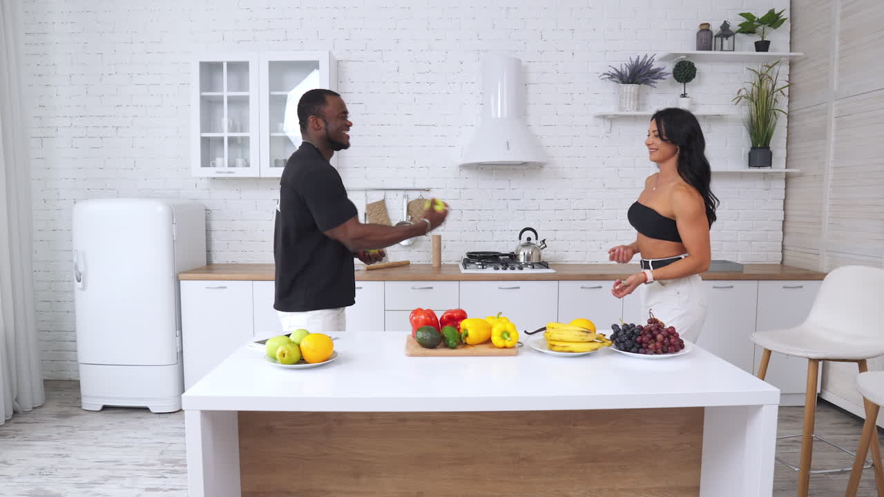 Casal Brincando com Frutas na Cozinha