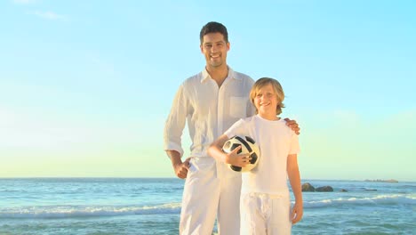 padre e hijo posando en una playa