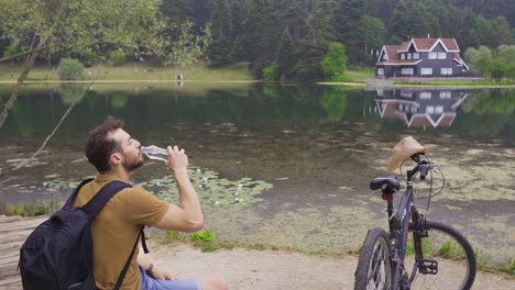 El-Hombre-Está-Descansando-En-La-Orilla-Del-Lago.