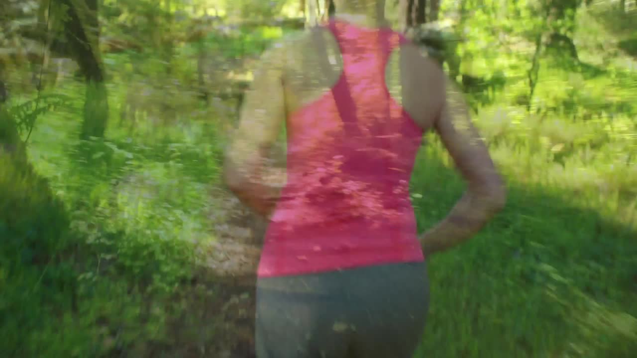 mujer corriendo en el bosque