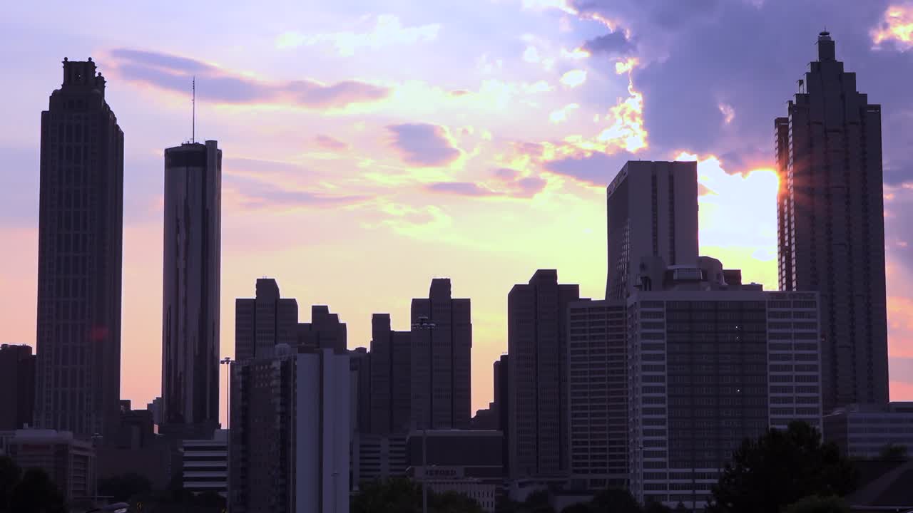 해질녘 애틀랜타 조지아 뒤의 고층 빌딩과 고층 건물의 윤곽이 보이는 전망