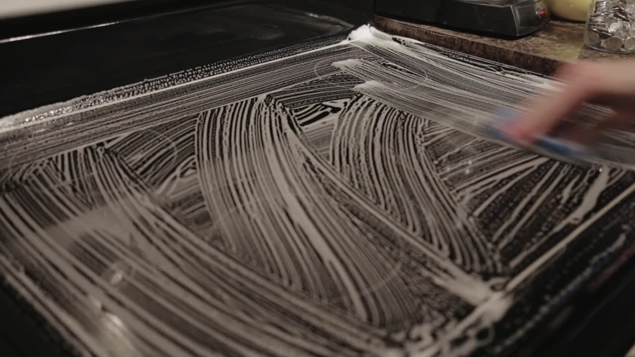 비누 스폰지로 부엌 표면을 청소하는 여자 - 클로즈업