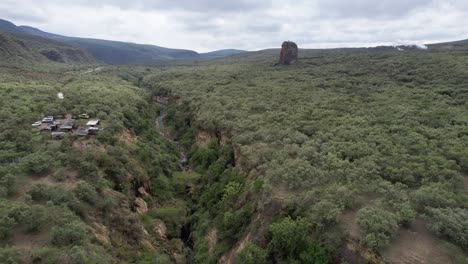 garganta de la puerta del infierno y vegetación en tanzania