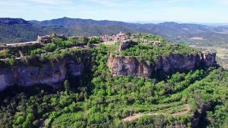 Kletterwände-In-Der-Nähe-Von-Siurana,-Drohnenaufstiegsbewegung