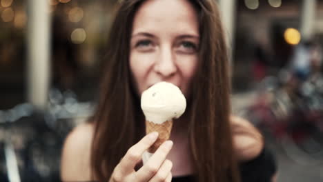 Nahaufnahmeporträt-Einer-Jungen-Schönen-Lächelnden-Frau,-Die-Italienisches-Eis-Genießt,-Zeitlupe