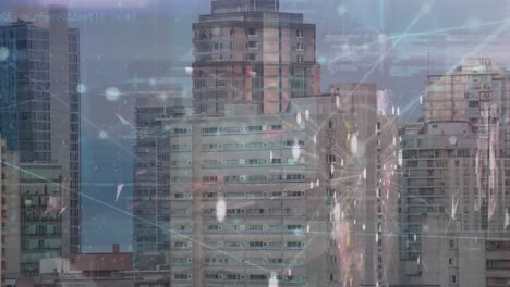 animación de la red de conexiones y pantallas de redes de plexus contra edificios altos