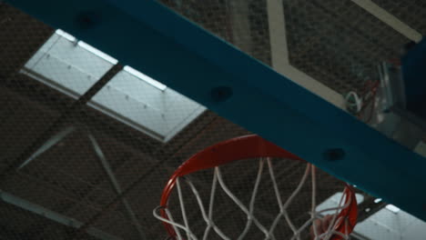 Basketballspieler-Einer-Highschool-Mannschaft-übt-Drinnen-Dunks.-4K-UHD