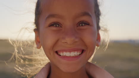 Primer-Plano-Retrato-Joven-Feliz-Chica-De-Raza-Mixta-Sonriendo-Disfrutando-De-Las-Vacaciones-De-Verano-En-Un-Hermoso-Parque-Al-Atardecer-Serie-De-Personas-Reales