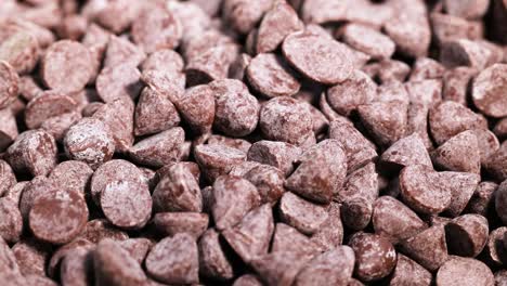 chips de chocolate que caen y se acumulan en una pila
