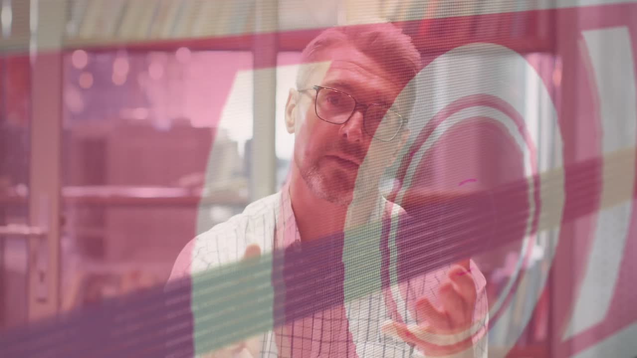 사무실에서 일하는 백인 사업가에 대한 데이터 처리 텍스트의 애니메이션