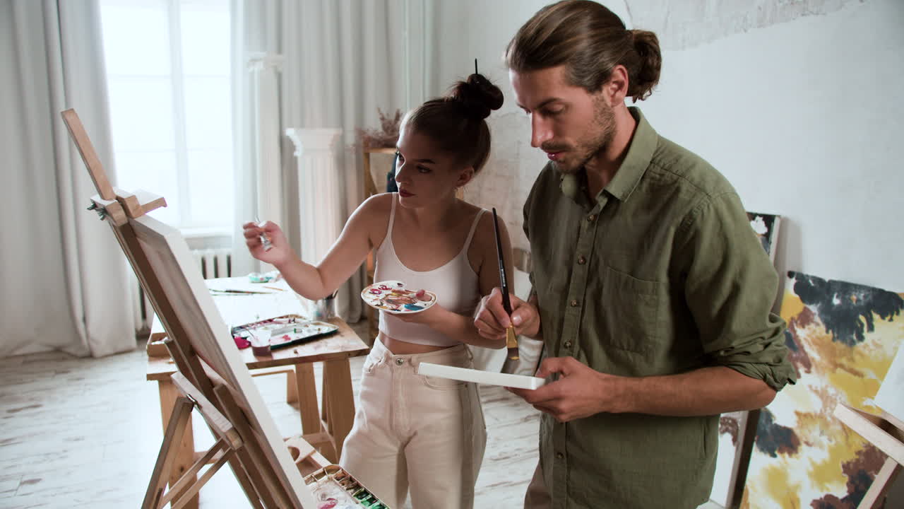 실내에서 그림을 그리는 사람들