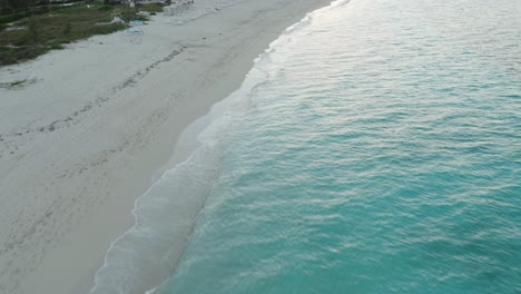 Ruhiger-Sandstrand-Auf-Grand-Turk-Island-Im-Turks--Und-Caicos-Archipel-Bei-Sonnenuntergang