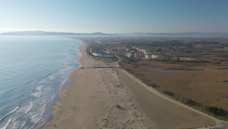 imágenes aéreas con drone de la playa de begur la gola del ter desembocadura del río aiguamolls del baix emporda
