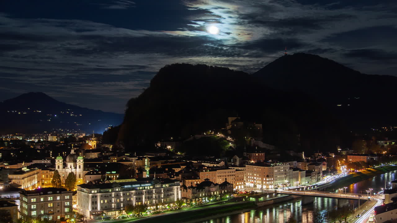 밤에 달빛으로 빛나는 살츠부르크 스카이라인