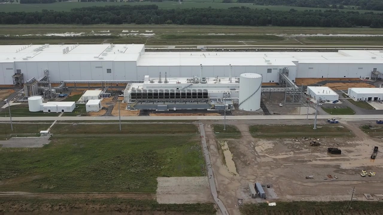Toma aérea de dron alejándose del centro del gran complejo industrial de fabricación BlueOval Battery Park en Marshall, Míchigan.