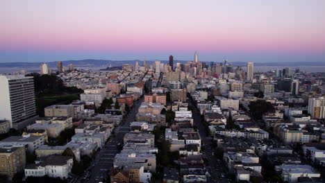 Toma-Aérea-De-Seguimiento-Del-Barrio-De-Pacific-Heights,-Puesta-De-Sol-En-San-Francisco.